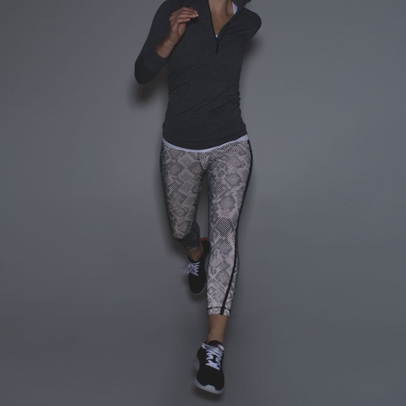 NWT lululemon pace tight lights out - size 6 - reflective reptile - Picture 4 of 7